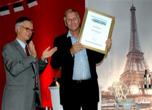Polizeipräsident Wolfgang Albers ernennt Ulrich Wickert zum Ehrenkommissar