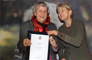 Polizeipräsidentin Ursula Brohl-Sowa ernennt Ingrid Noll zur Ehrenkommissarin