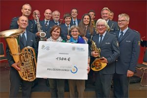 Polizeipfarrerin Claudia Heinemann (rechts) nahm den Spendenscheck aus den Händen von Christa Wennmann entgegen, der stellvertretenden Vorsitzenden des Kultur- und Krimivereins der Bonner Polizei e.V.