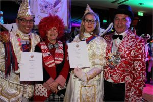 Beim traditionellen Prinzenempfang der Polizeipräsidentin ernannte Ursula Brohl-Sowa Prinz Mirko I. und Bonna Petty I., Wäscherprinzessin Luisa I, LiKüRa Kim I., das Dransdorfer Prinzenpaar und Prinz und Godesia zu Ehrenkommissaren und verstärkte damit Ihr Personal.